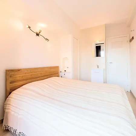 Beachfront Vitalo 502, Cleaning Included Koksijde